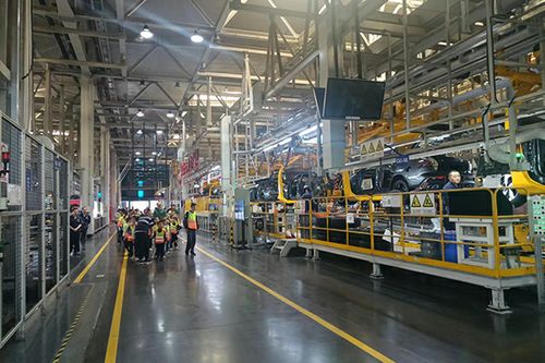 金山小學(xué) 兩江人民校園記者團(tuán)開(kāi)展青少年研學(xué)活動(dòng) 走進(jìn)長(zhǎng)安汽車智慧工廠探訪科技奧秘